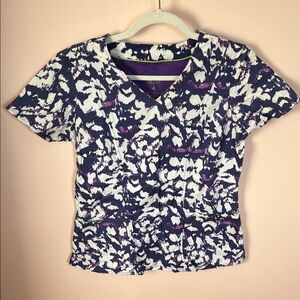 HEALING HANDS 2-Pocket Scrub Top Short Sleeve Purple Painterly Print XS